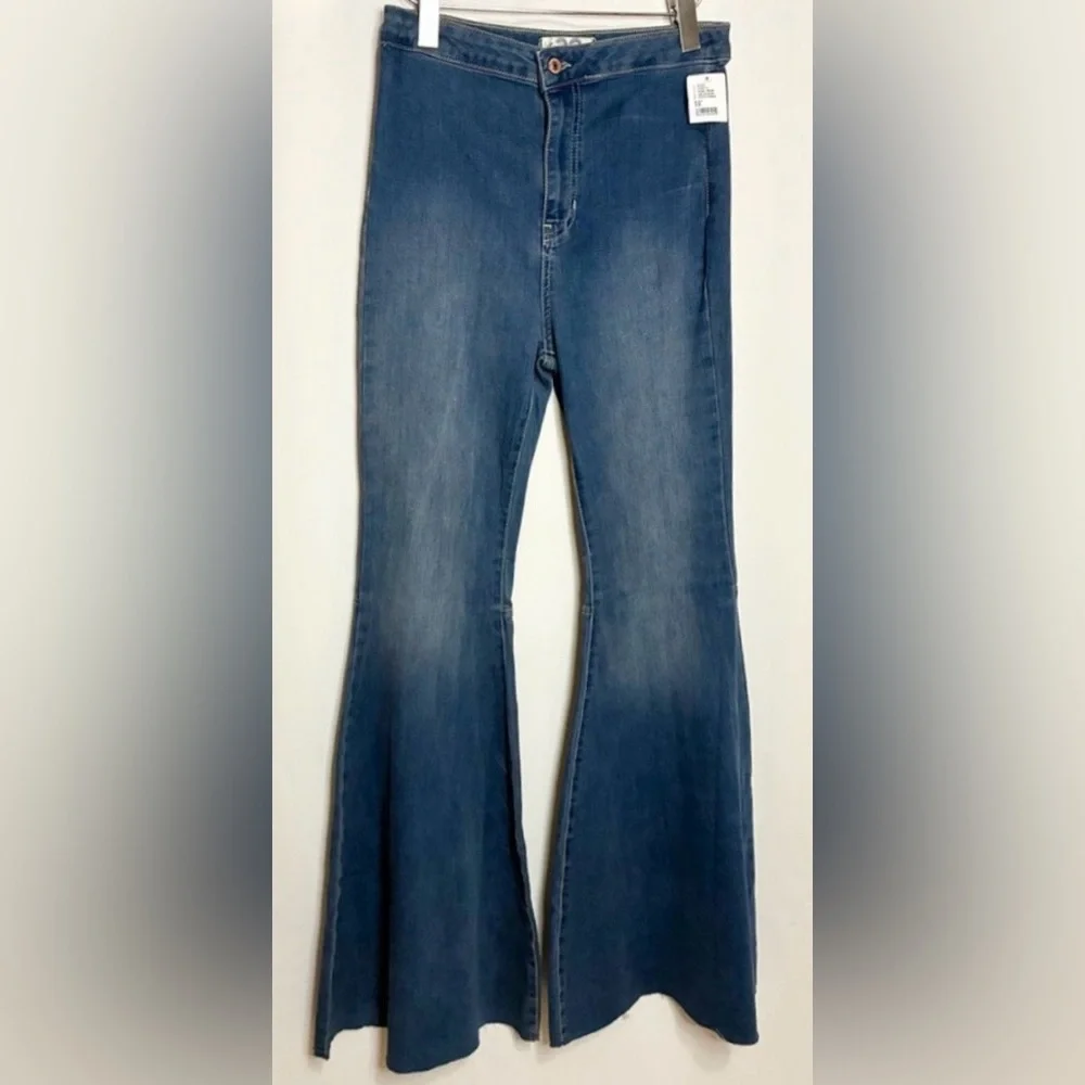 ⭐️Host Pick⭐️ FREE PEOPLE We The Free- Just Float On flared jeans NWT - Picture 6 of 13
